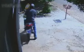 Imagem ilustrativa da imagem Motociclista rouba idosa e ela reage batendo raquete de matar mosquito em assaltante