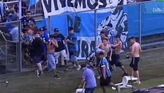 Imagem ilustrativa da imagem Justiça proíbe torcida do Grêmio no Gre-Nal e suspende organizada após invasão