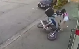 Imagem ilustrativa da imagem Motociclista tenta roubar bolsa e é agredido por pedestres