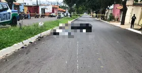 Imagem ilustrativa da imagem Motociclista morre após colidir com caminhão