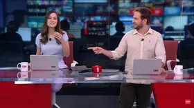 Imagem ilustrativa da imagem Celular de âncora da CNN toca funk ao vivo no jornal e deixa jornalista sem graça