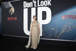 Imagem ilustrativa da imagem Grávida, Jennifer Lawrence mostra barriga em lançamento de filme da Netflix