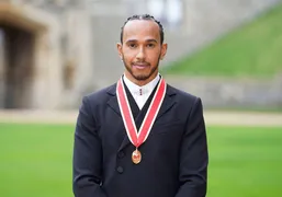 Imagem ilustrativa da imagem Lewis Hamilton recebe o título de Cavaleiro da Ordem do Império Britânico