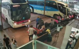 Imagem ilustrativa da imagem Ônibus invade rodoviária e quase atinge passageiros em Porangatu