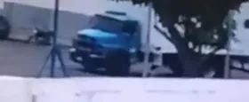 Imagem ilustrativa da imagem Mulher entra em caminhão desgovernado e evita acidente