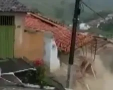 Imagem ilustrativa da imagem Casa desaba após forte chuva na Bahia