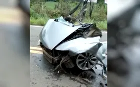 Imagem ilustrativa da imagem Veja o vídeo de como um carro ficou após se partir ao meio em um acidente