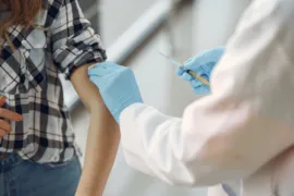 Imagem ilustrativa da imagem Saúde cobra informações dos estados sobre a quantidade de vacina disponível da Coronavac em estoque