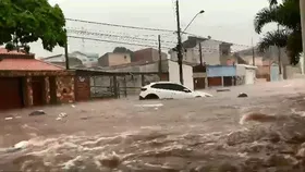 Imagem ilustrativa da imagem Rua vira 'rio' durante temporal