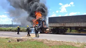 Imagem ilustrativa da imagem Carreta pega fogo na BR-060