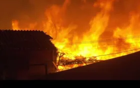 Imagem ilustrativa da imagem Incêndio destrói mais de 20 casas em área de ocupação