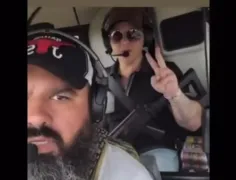 Imagem ilustrativa da imagem Delegado é investigado após postar vídeo carregando fuzil em passeio de helicóptero com cantor sertanejo