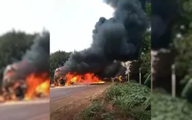 Imagem ilustrativa da imagem Caminhões batem de frente, pegam fogo e motoristas morrem