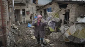 Imagem ilustrativa da imagem Ucranianos resistem com marmitas, coquetéis molotov e histórias