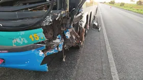 Imagem ilustrativa da imagem Colisão entre carro e ônibus mata duas pessoas em Aragarças