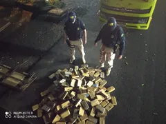 Imagem ilustrativa da imagem Motorista de caminhão é preso após ser flagrado com grande quantidade de pasta base de cocaína, em São Simão