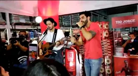Imagem ilustrativa da imagem Os cantores sertanejos, Israel e Rodolffo fazem show surpresa em supermercado de Goiânia