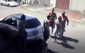Imagem ilustrativa da imagem Vídeo mostra momento em que mãe é baleada ao defender filho em briga com vizinho