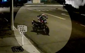 Imagem ilustrativa da imagem Homem quebra porta de vidro, furta moto e sai pilotando