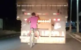 Imagem ilustrativa da imagem Ciclista pega 'rabeira' em caminhão e faz manobras perigosas