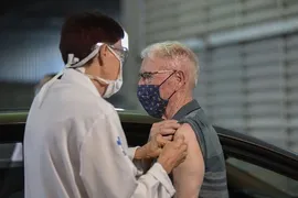 Imagem ilustrativa da imagem 4º dose da vacina da COVID e aplicada em idosos a partir de 80 anos em Jundiaí