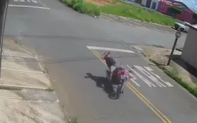 Imagem ilustrativa da imagem Motociclista bate em fio solto em rua e fica com pescoço ferido