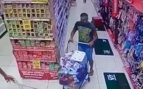 Imagem ilustrativa da imagem Após encher carrinho de compras homem sai de supermercado sem pagar