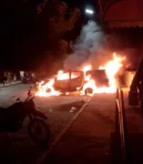 Imagem ilustrativa da imagem Criminosos invadem cidade, atiram em pelotão da PM, ateiam fogo em viatura e explodem banco