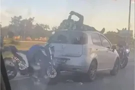 Imagem ilustrativa da imagem Motociclista bate na traseira de carro e para em cima do veículo
