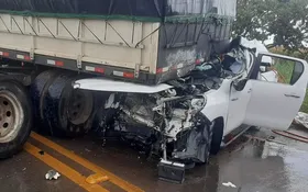 Imagem ilustrativa da imagem Acidente mata três pessoas e deixa caminhonete destruída