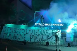 Imagem ilustrativa da imagem Torcedores do Goiás protestam no dia do aniversário do Clube, três dias antes da estreia no Brasileirão