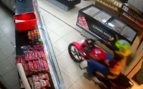 Imagem ilustrativa da imagem Polícia identifica homem que entrou dentro de açougue de moto para roubar carne
