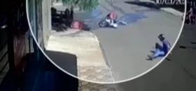 Imagem ilustrativa da imagem Motociclista ‘voa’, cai no asfalto e sai andando após bater em outra moto