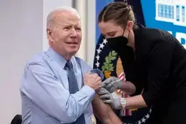 Imagem ilustrativa da imagem Joe Biden presidente dos EUA recebe a 4ª dose de vacina contra covid