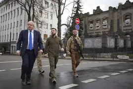 Imagem ilustrativa da imagem Em visita surpresa, Boris Johnson se reúne com Zelensky em Kiev