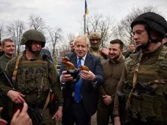 Imagem ilustrativa da imagem Boris Johnson recebe galo de cerâmica em visita a Kiev