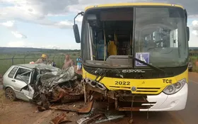 Imagem ilustrativa da imagem Acidente envolvendo carro e ônibus deixa duas pessoas mortas