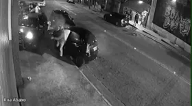 Imagem ilustrativa da imagem Homem joga carro em cima da ex-mulher e tenta matá-la com barra de ferro