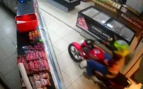 Imagem ilustrativa da imagem Motociclista entra de moto em açougue e rouba carnes