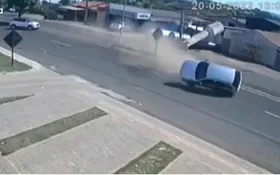 Imagem ilustrativa da imagem Carro roda na pista e capota após ser fechado por outro veículo em Iporá