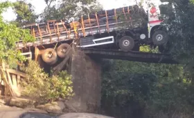 Imagem ilustrativa da imagem Caminhão fica pendurado após parte de ponte cair, em Rubiataba