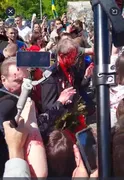 Imagem ilustrativa da imagem Manifestantes lançam tinta vermelha contra embaixador russo na Polônia