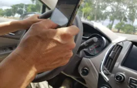 Imagem ilustrativa da imagem Por hora são registradas no Brasil 28 multas por uso de celular ao volante