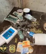 Imagem ilustrativa da imagem Policiais encontram drogas, faca e máquina de cartão de crédito com presos que trabalham na Novacap, no DF