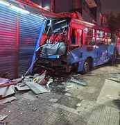 Imagem ilustrativa da imagem Acidente entre ônibus e van deixa mais de 20 pessoas feridas