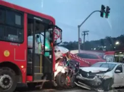Imagem ilustrativa da imagem Ao menos uma pessoa fica ferida em batida entre ônibus e cinco carros