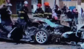Imagem ilustrativa da imagem Acidente envolvendo dois carros, uma moto e um ônibus deixa duas mulheres feridas