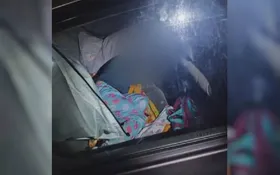 Imagem ilustrativa da imagem Pais suspeitos de deixarem a filha dentro de carro enquanto bebiam em distribuidora são detidos