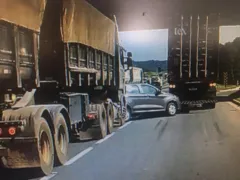 Imagem ilustrativa da imagem Carro é prensado entre caminhões durante acidente