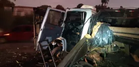 Imagem ilustrativa da imagem Acidente entre dois caminhões deixa cinco pessoas feridas